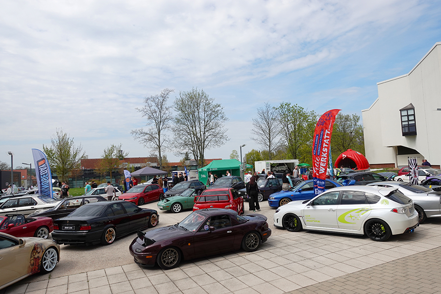 Auf der Piazza Campus Scheffelberg sind viele PKW's zum Campusschleifen zu sehen.