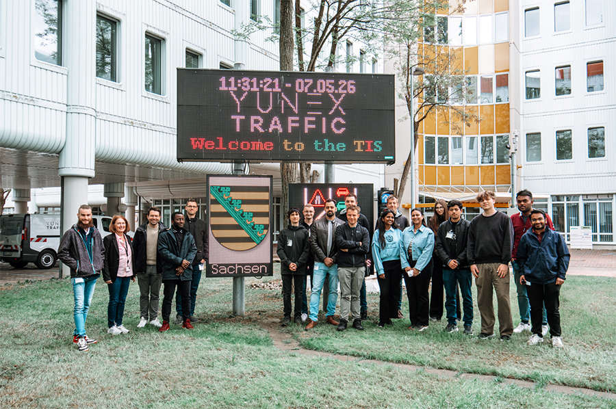 Ein Gruppe Studierender der WHZ besuchten im Rahmen einer Exkursion die Yunex Traffic. 