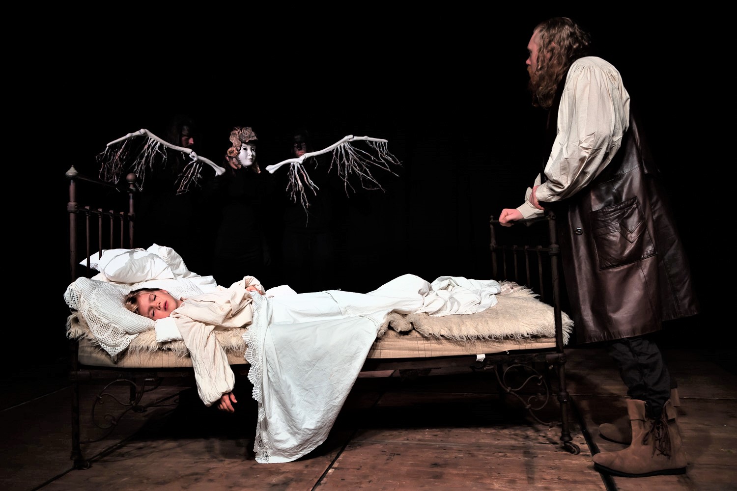 Foto: Vater interagiert mit dem Erlkönig, Puppentheater Zwickau