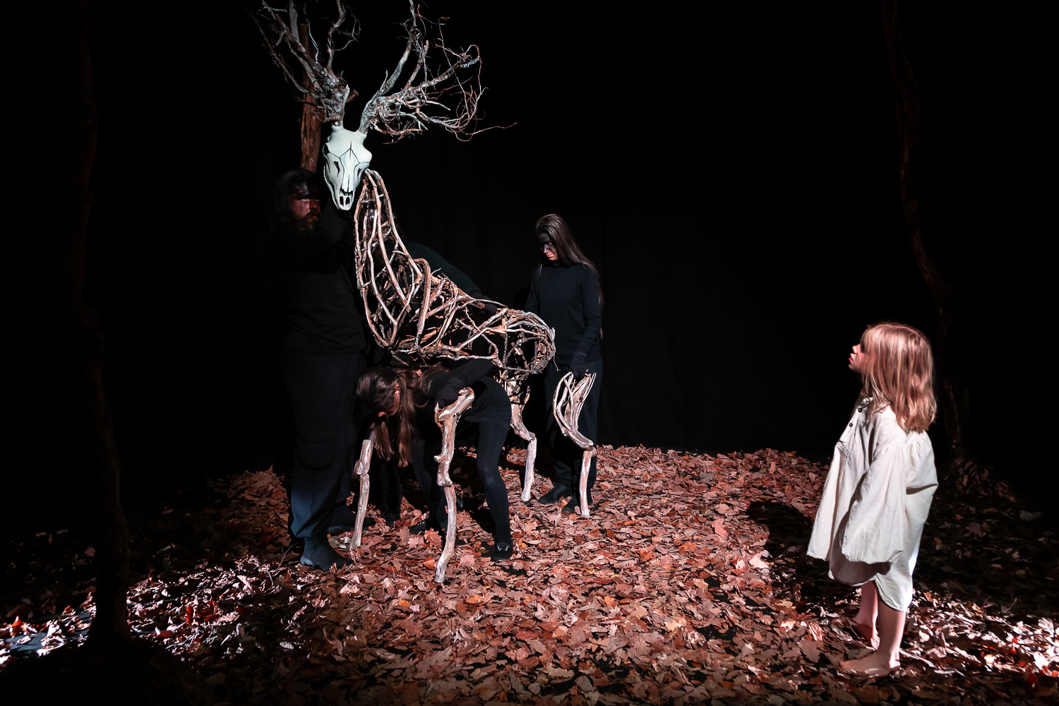 Foto: Kind betrachtet den Skeletthirsch, Puppentheater Zwickau, Erlkönig
