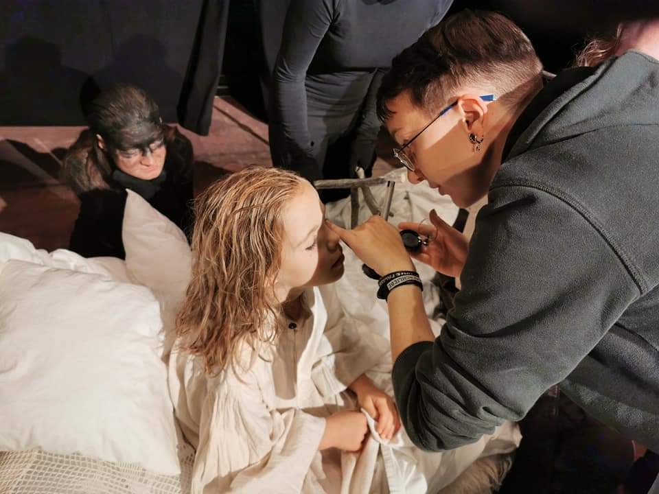 Foto: Puppentheater Zwickau, Darsteller bei Vorbereitungen