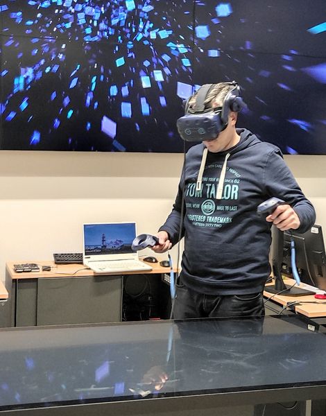 Foto: Ein Projektmitarbeiter nutzt eine VR-Brille. (Foto: WHZ/Erik Höhne) 