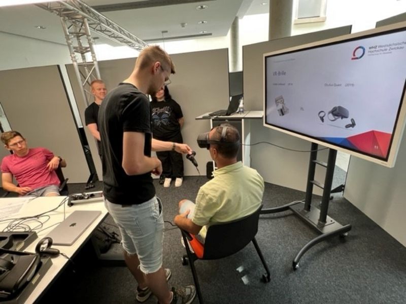 Foto: In die VR-Welt und in ein Rennen mit frisch programmierten LEGO-Racern schickte Phillip Eckstein, studentische Hilfskraft der WHZ, die begeisterten Lehrerinnen und Lehrer. (Foto: WHZ/Silke Dinger) 