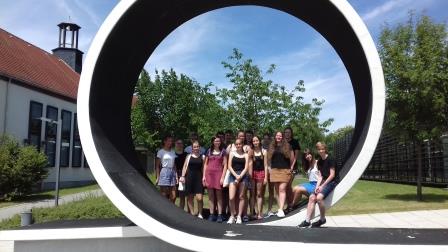 Foto: Gruppenbild von Studierenden, welche im Beton Looping auf dem Campus Scheffelberg stehen.