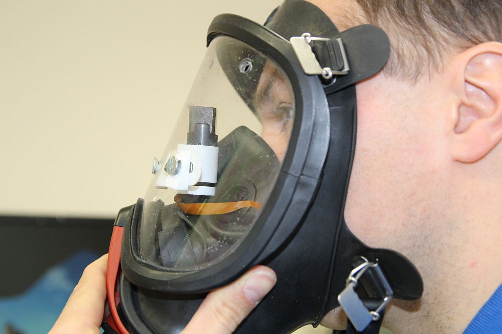 Foto: Person mit aufgesetzter Feuerwehrmaske und Datenbrille.