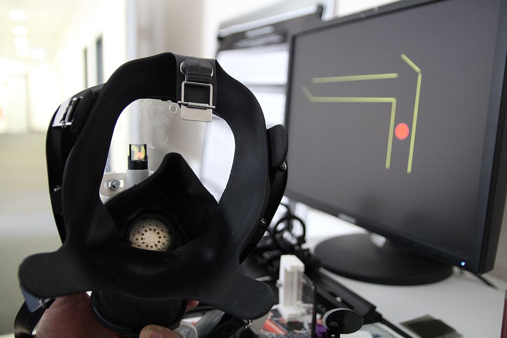 Foto: Feuerwehrmaske mit Datenbrille.