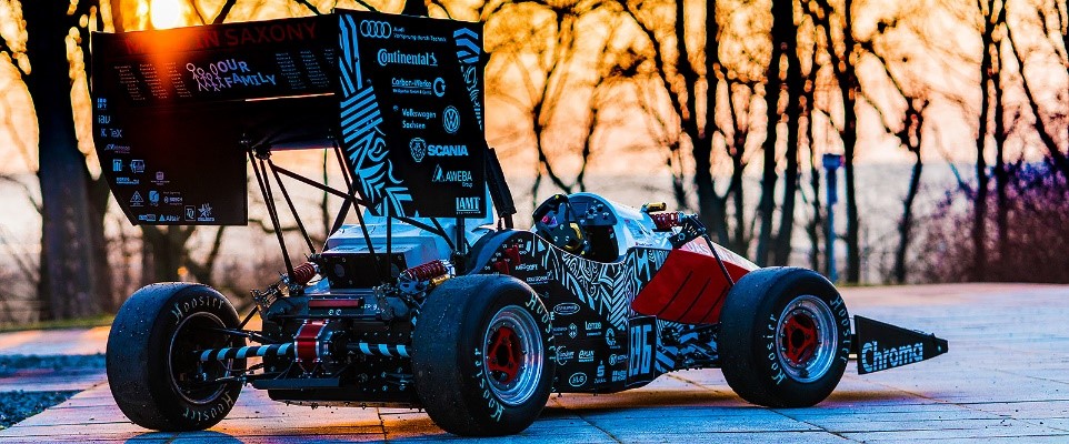 Ein Rennwagen steht auf dem Campus, Abend, Sonnenuntergang