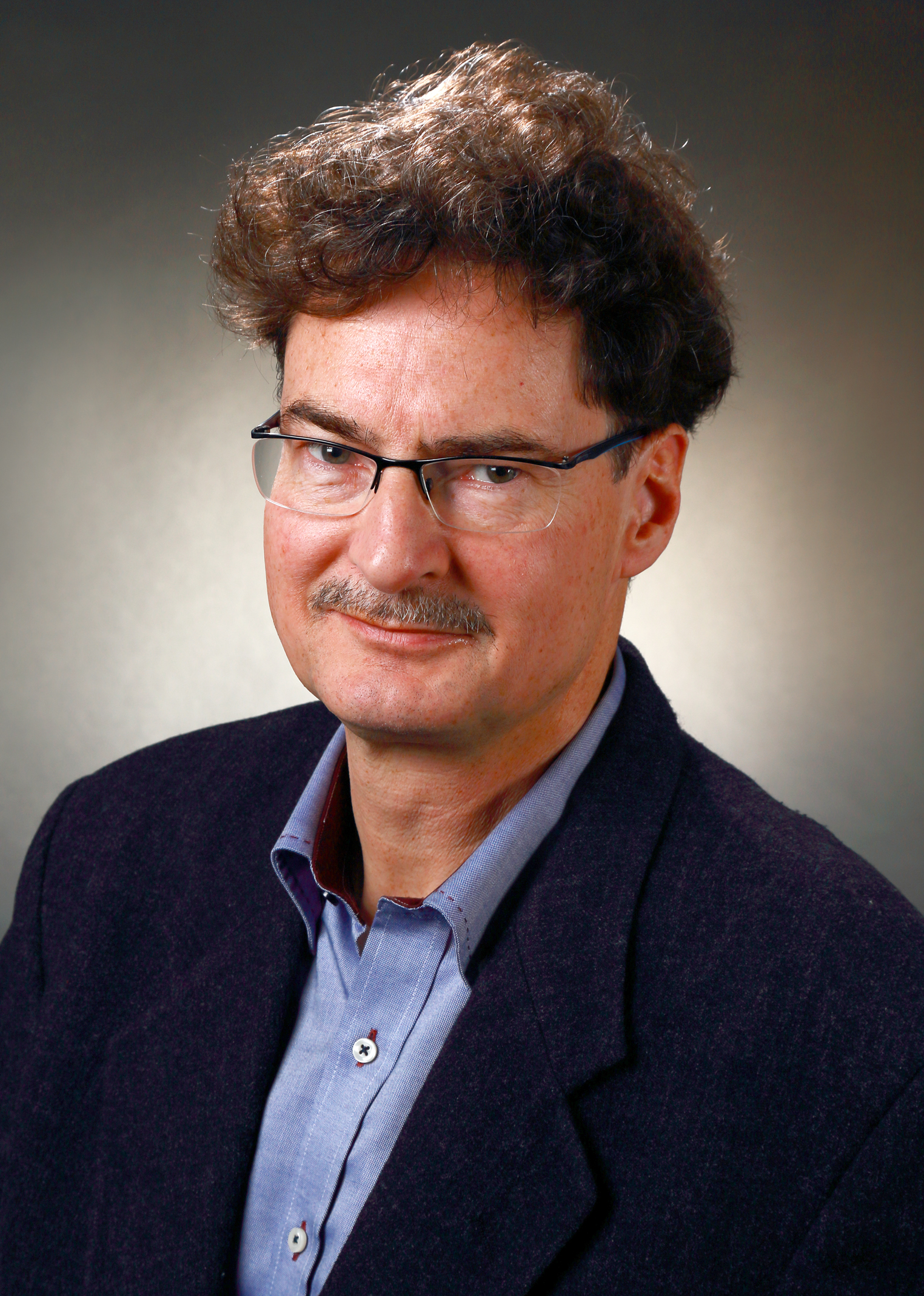 Prof. Andreas Schuster im Portrait, Brille, Hemd, Sakko
