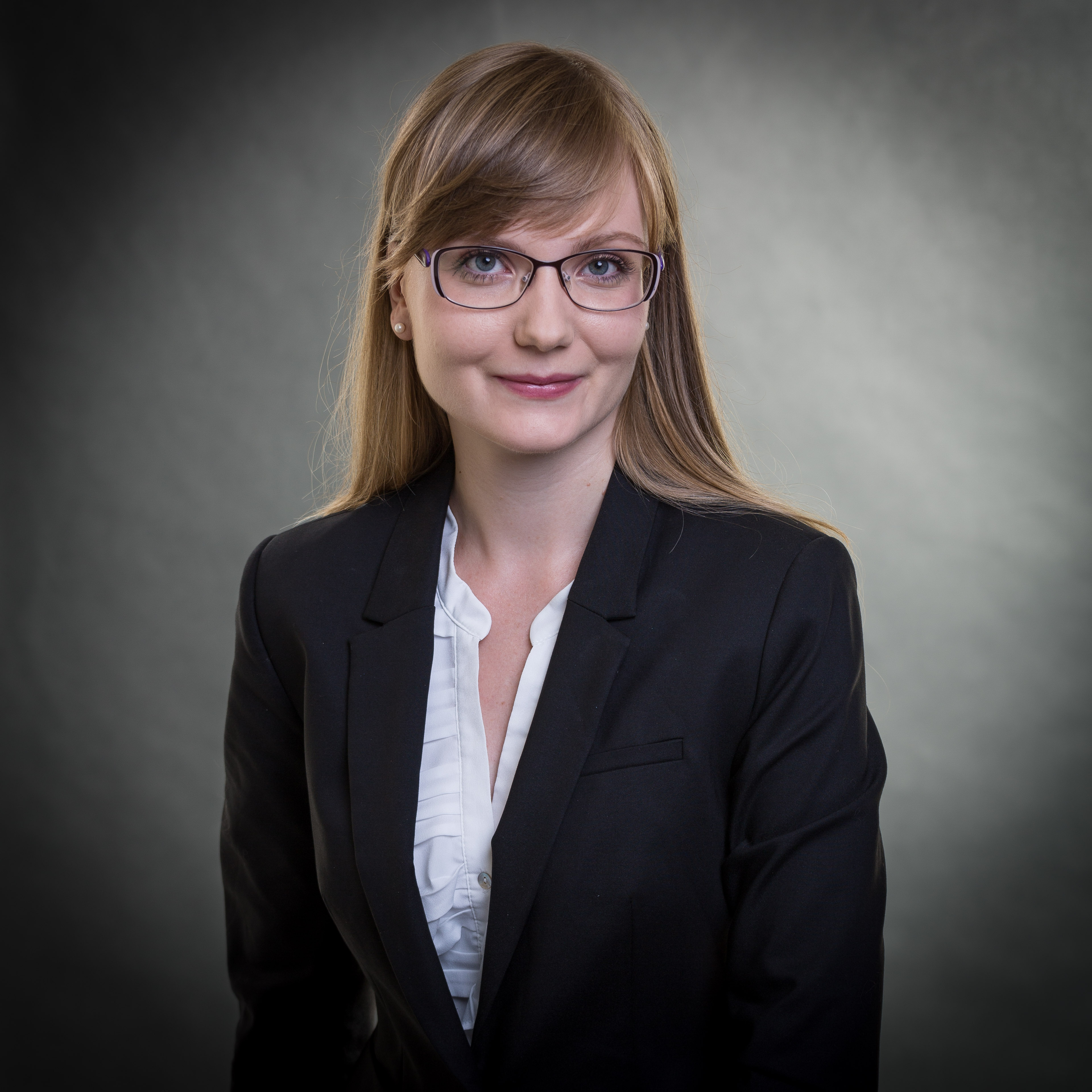 Prof. Elena Queckr im Portrait, Haare offen, Brille, Bluse, Blazer