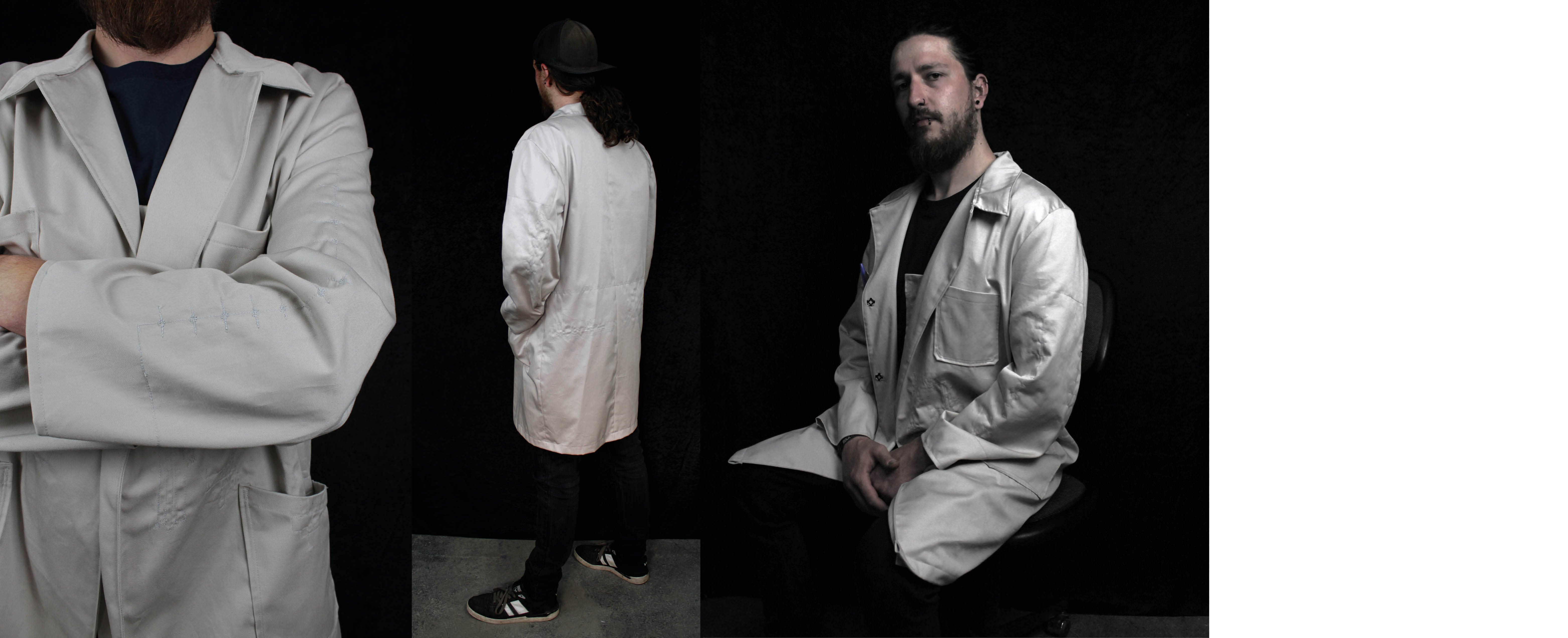 Eine Collage zeigt 3 Bilder. Darauf ist ein Mann mit einem grauen Arbeitskittel zu sehen. Das Foto links zeigt eine Nahaufnahme vom Ärmel des Kittels. Darauf ist eine Stickerei in grau zu sehen. In der Mitte sieht man den Mann von hinten. Rechts sitzt der Mann auf einem schwarzen Stuhl.