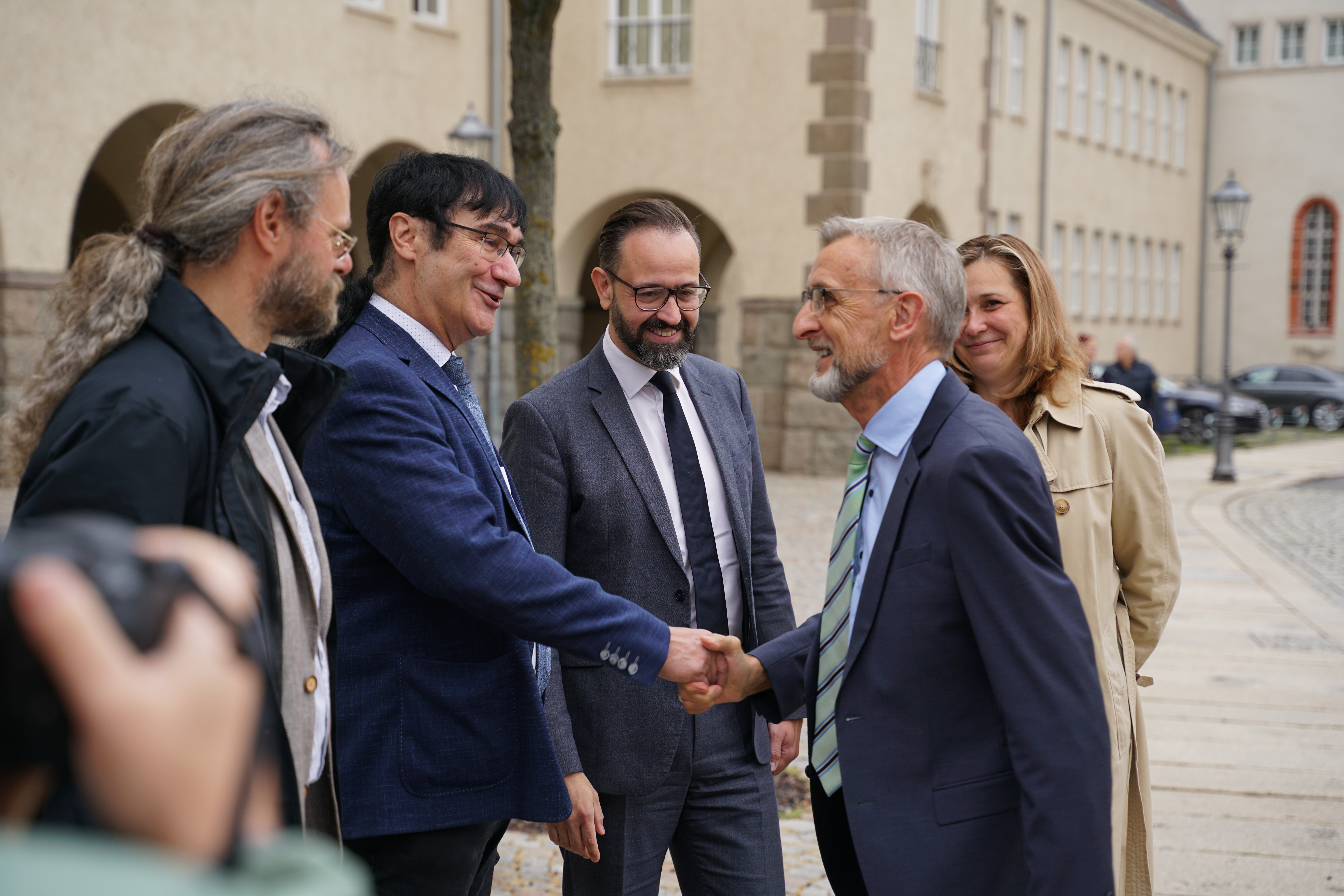 Foto: Der sächsische Innenminister Armin Schuster reicht dem Rektor der WHZ Prof. Dr.-Ing. Stephan Kassel die Hand. Im Hintergrund Wissenschaftsminister Sebastian Gemkow und Constance Arndt, Oberbürgermeisterin von Zwickau.