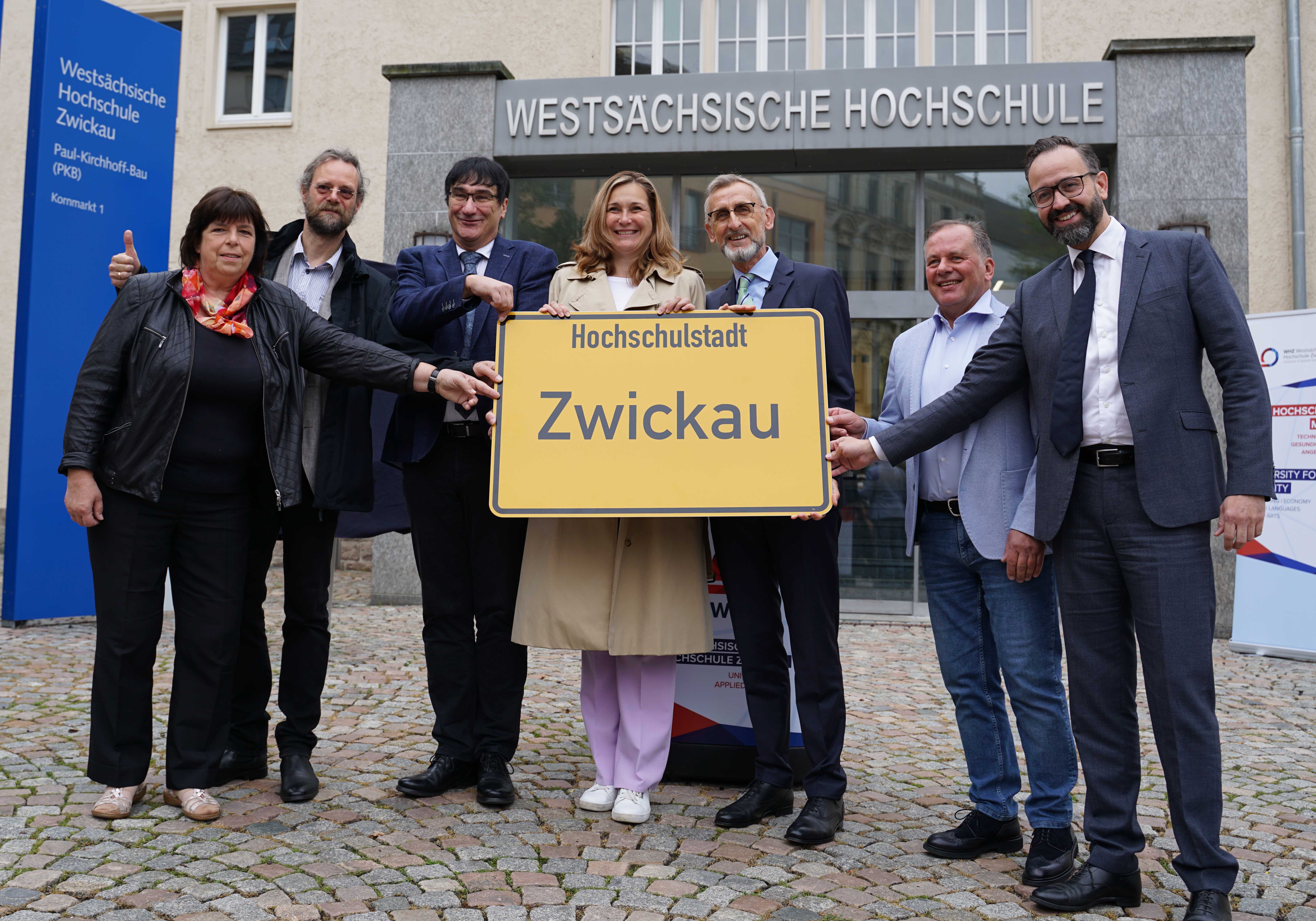 Präsentation des neuen Ortseingangschildes vor dem Haupteingang der Hochschule. 