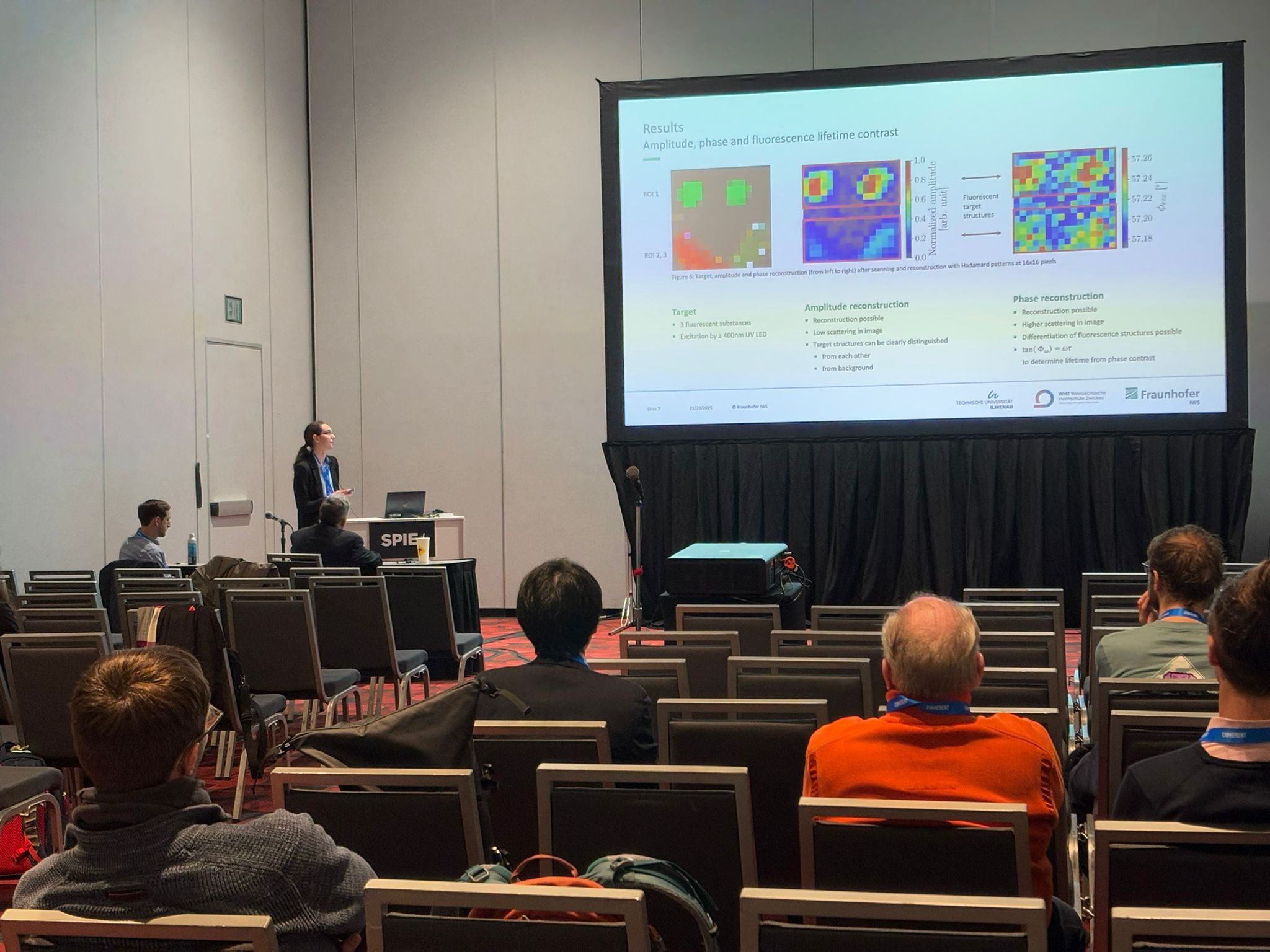 Besucher verfolgen einen Vortrag. 