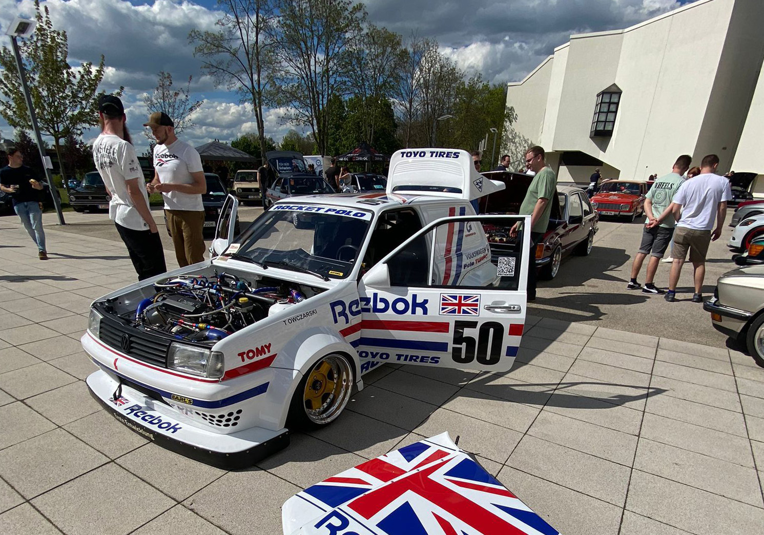 Ein getuntes Fahrzeug steht auf dem Campus Scheffelstraße der WHZ (Foto: Markus Schroek)