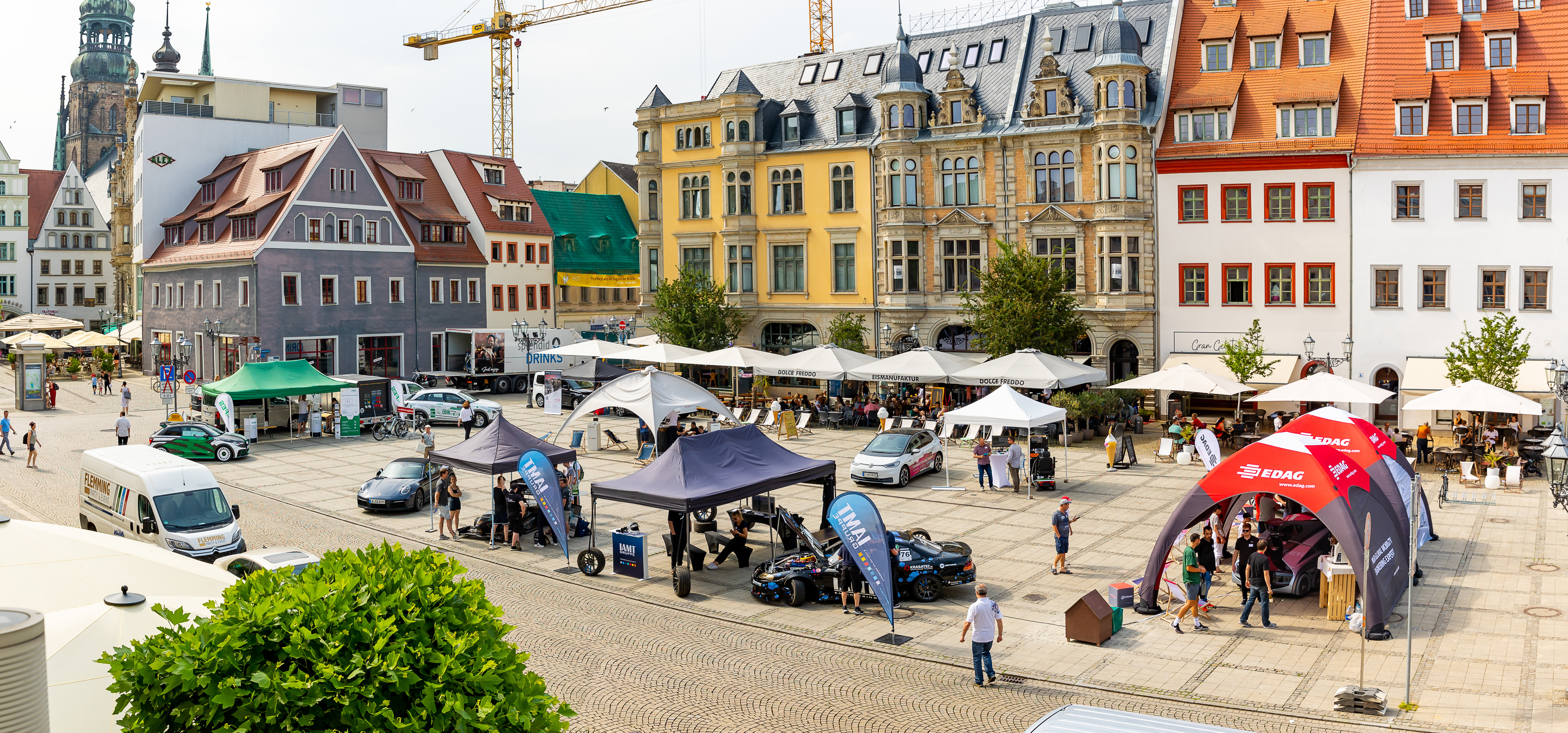 Vogelperspektive auf den Zwickauer Hauptmarkt. Dort stehen mehrere Pavillons von Unternehmen. 