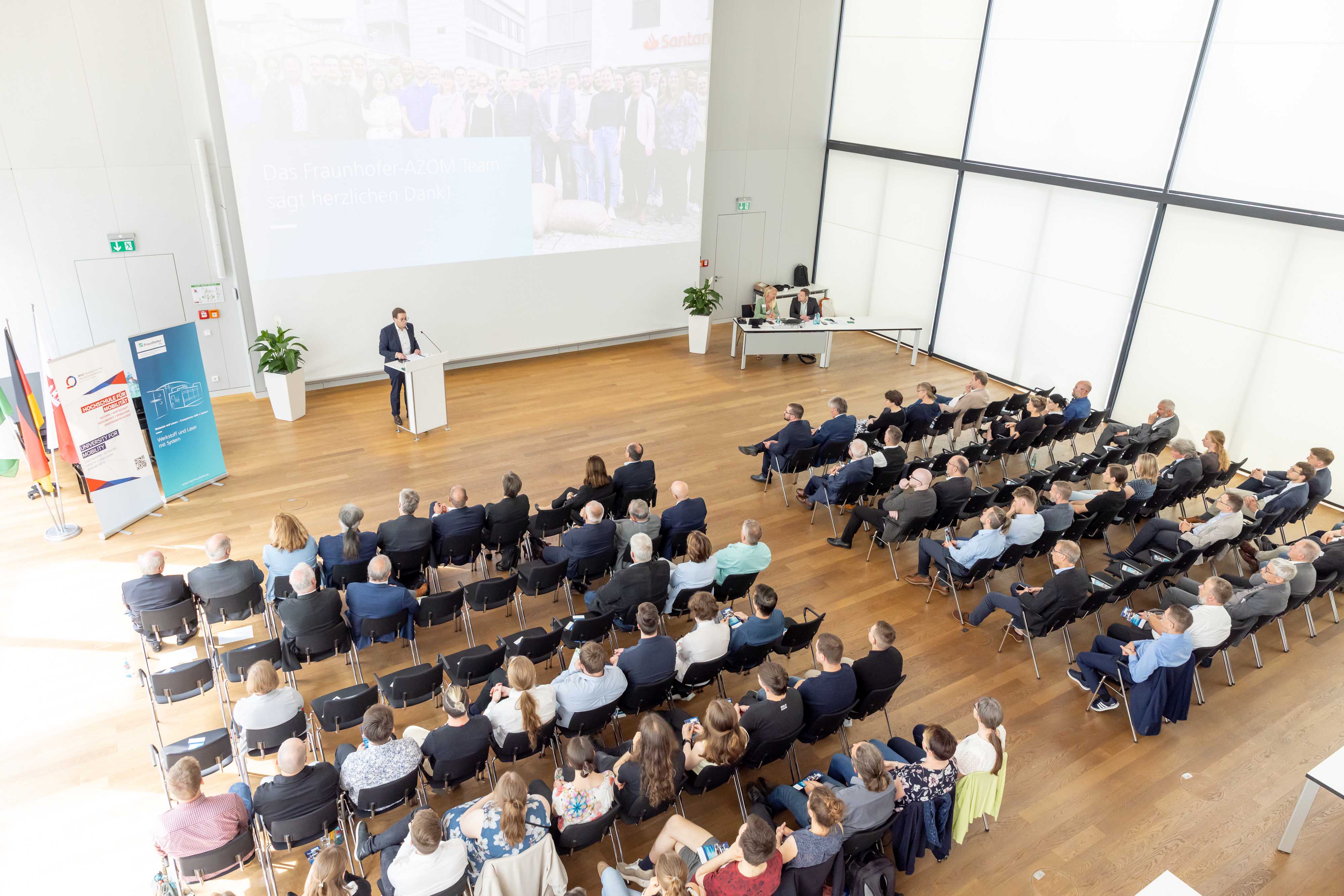 Bilck in einen gut gefüllten Veranstaltungssaal. 