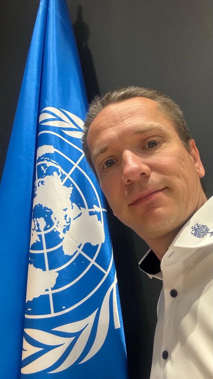 Portrait Sven Hellbach vor UN-Flagge