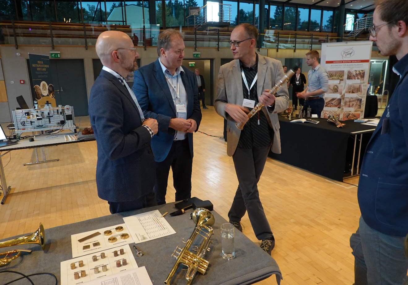 Personen sprechen an einem Messestand.