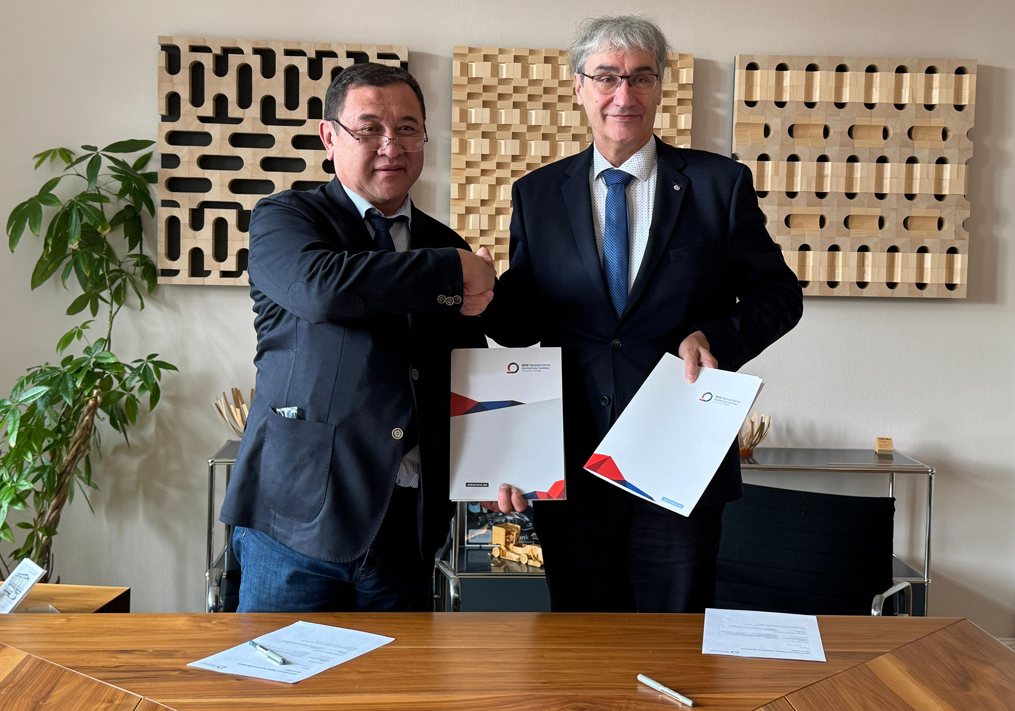 Rektoren aus Zwickau und Bischkek geben sich wohlwollend die Hand.