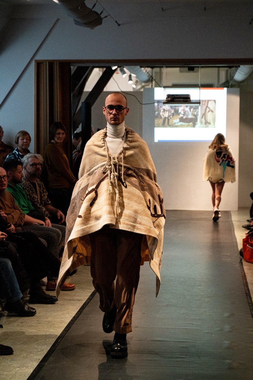 Ein Model läuft über einen Laufsteg.