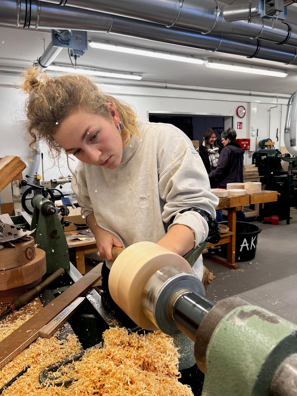 Eine Studierende arbeitet in der Holzwerkstatt. 