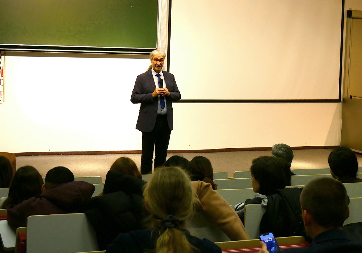 Der Rektor der WHZ spricht in einem Hörsaal zu Studenten. 