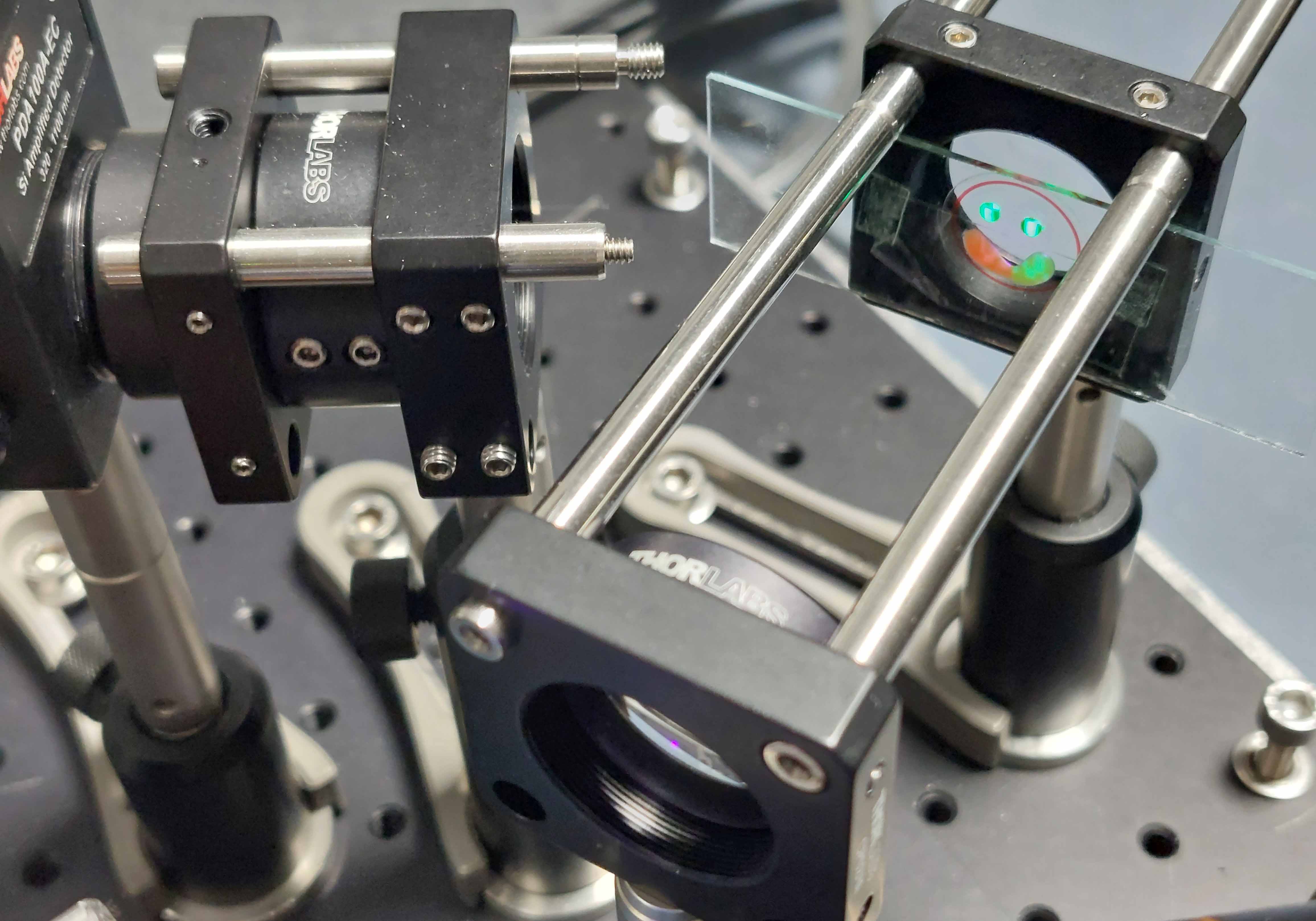 Optische Linsen auf einem Labortisch