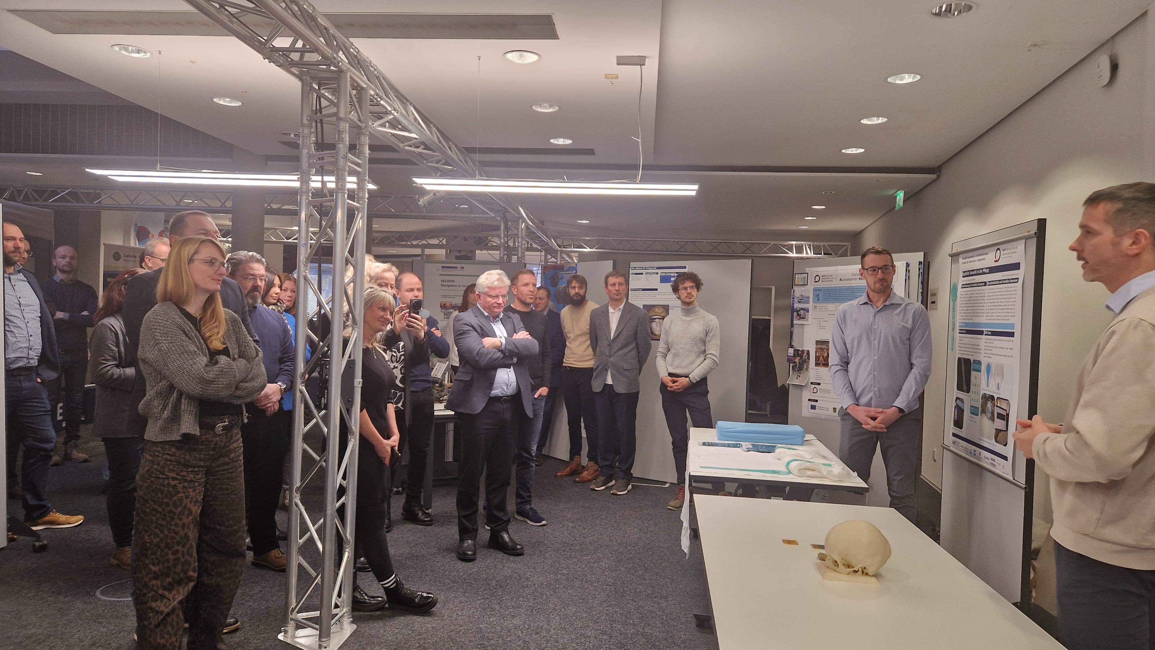 Wissenschaftler erklären Anwesenden ihr Projekt (Foto: L.Goldammer/WHZ)