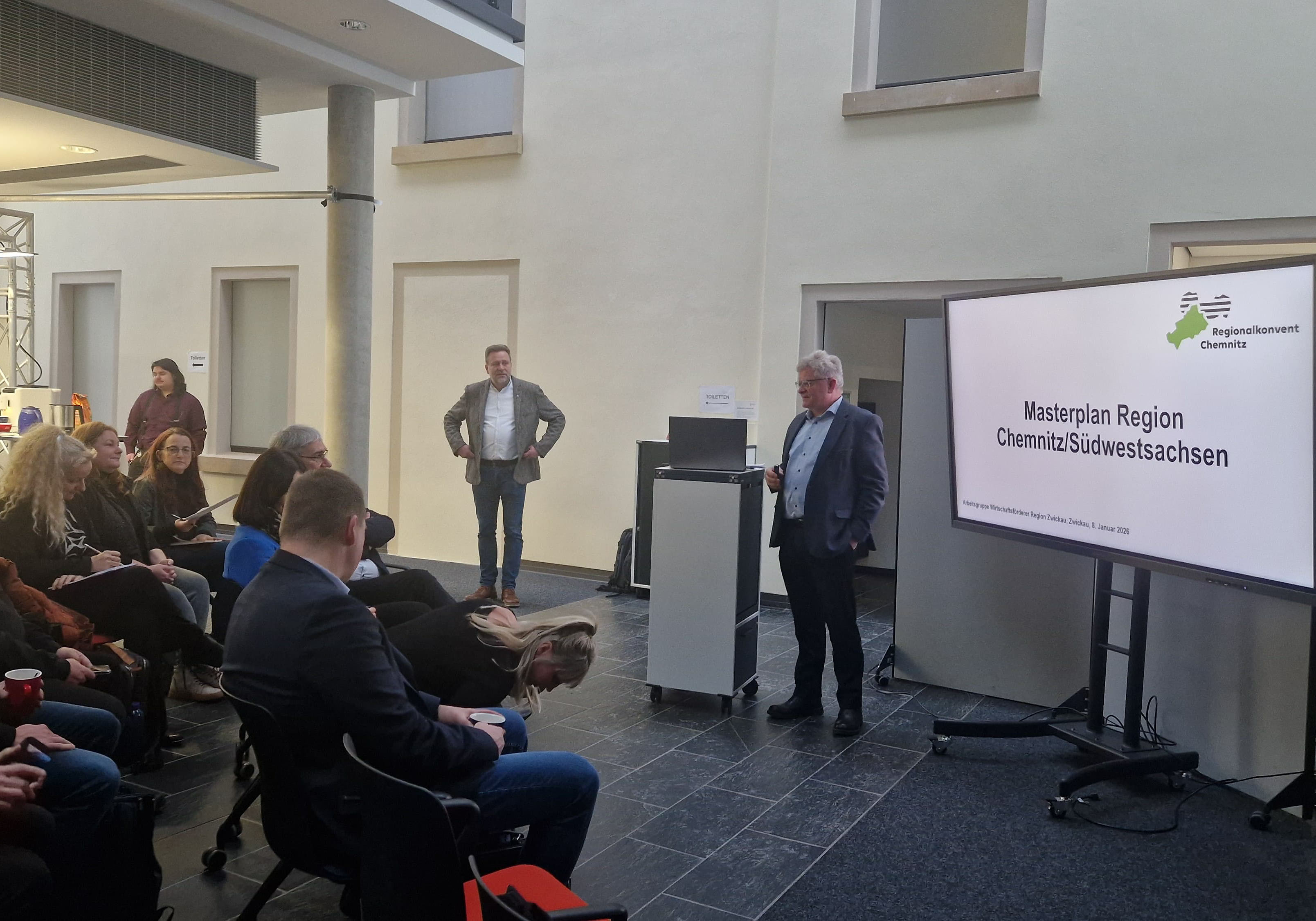 Ein Referent hält einen Vortrag. 