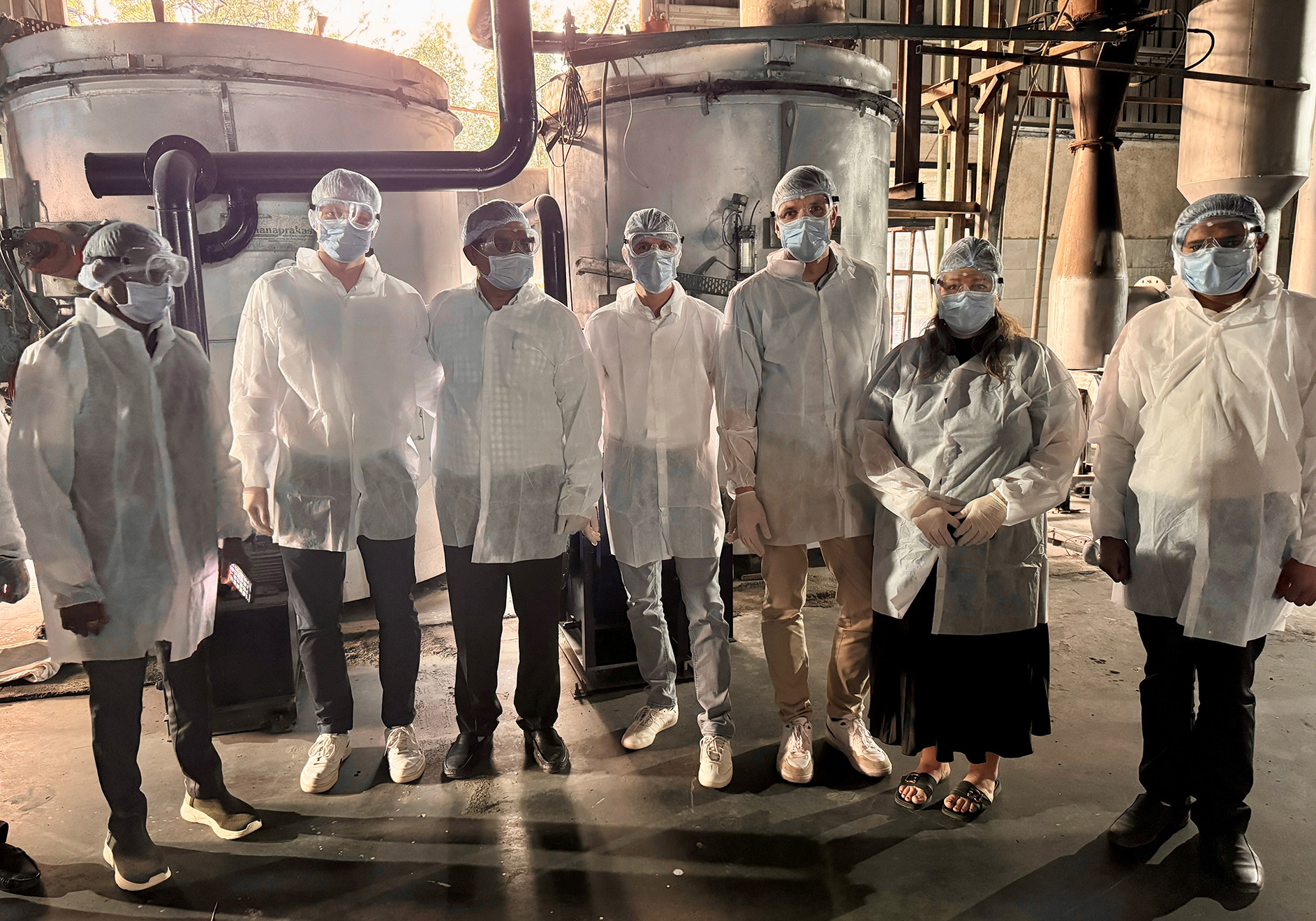 Gruppenfoto von Personen in Schutzanzügen.