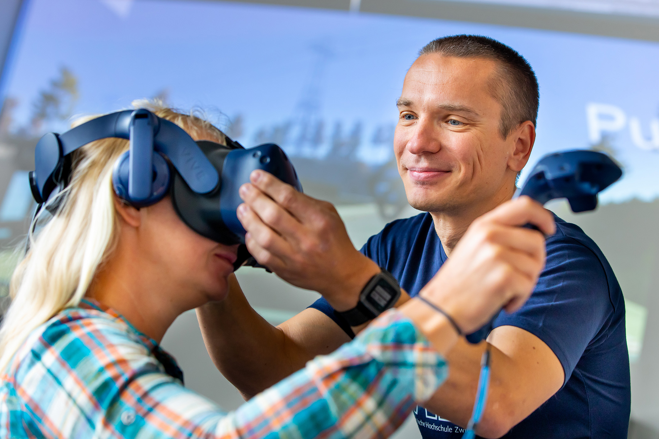 Ein Professor richtet die Datenbrille einer Probandin. 