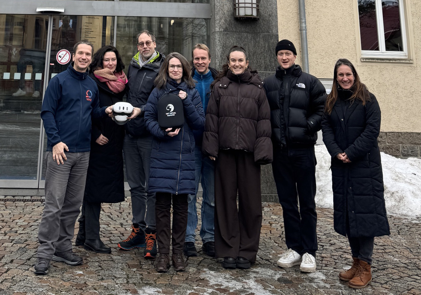 Gruppenfoto vor dem Haupteingang der Westsächsischen Hochschule Zwickau. 