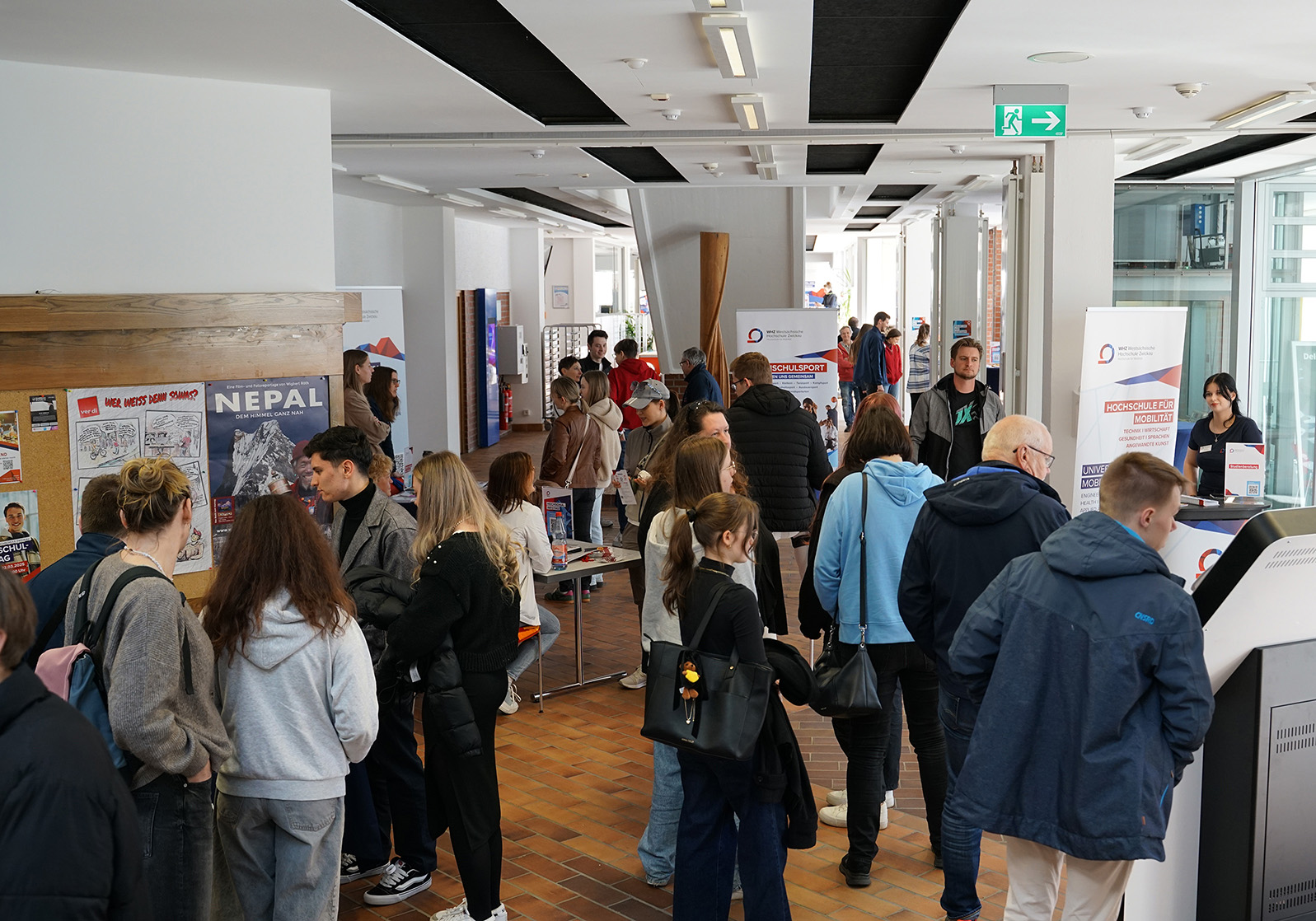 Besucher informieen sich an verschiedenen Infoständen. 