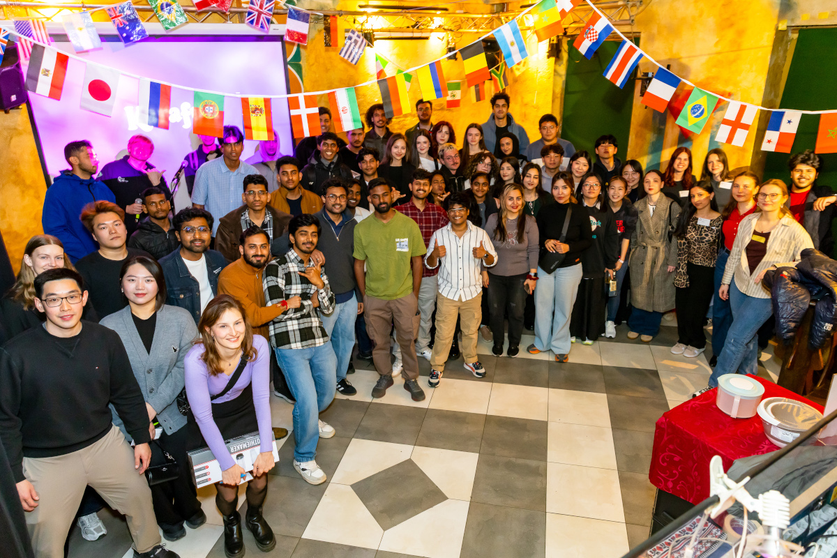 Gruppenfoto von ca. 50 internationalen Studierenden im Studentenclub Tivoli
