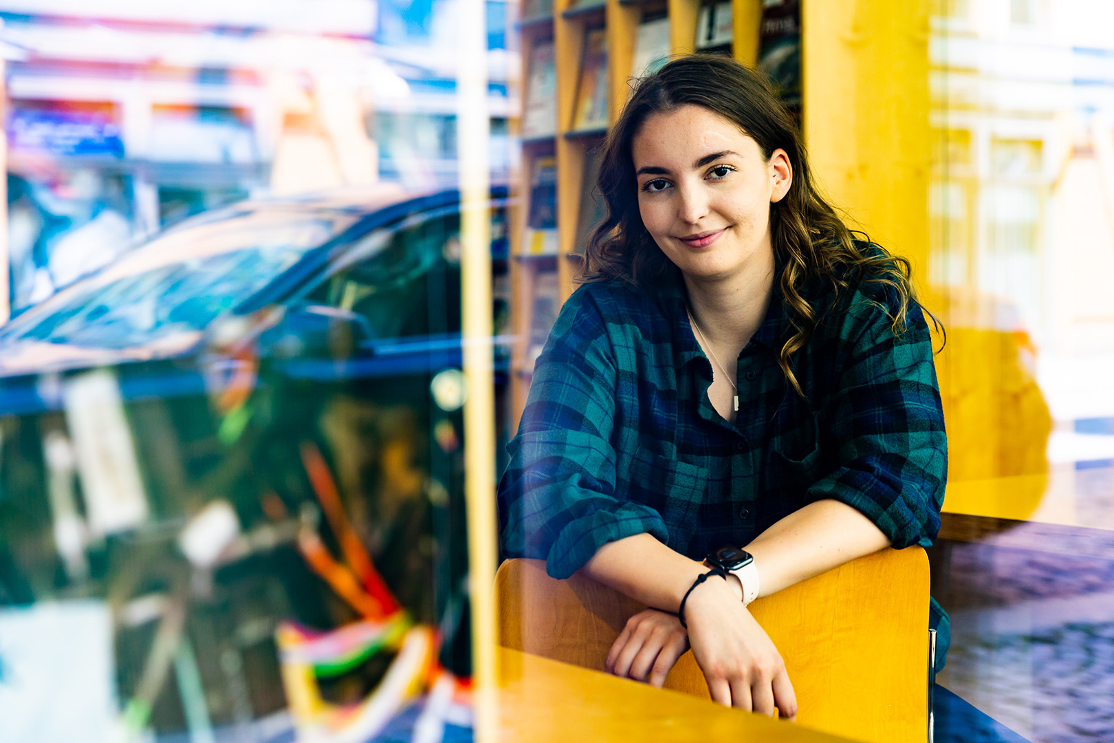 Eine Studierende in der Hochschulbibliothek