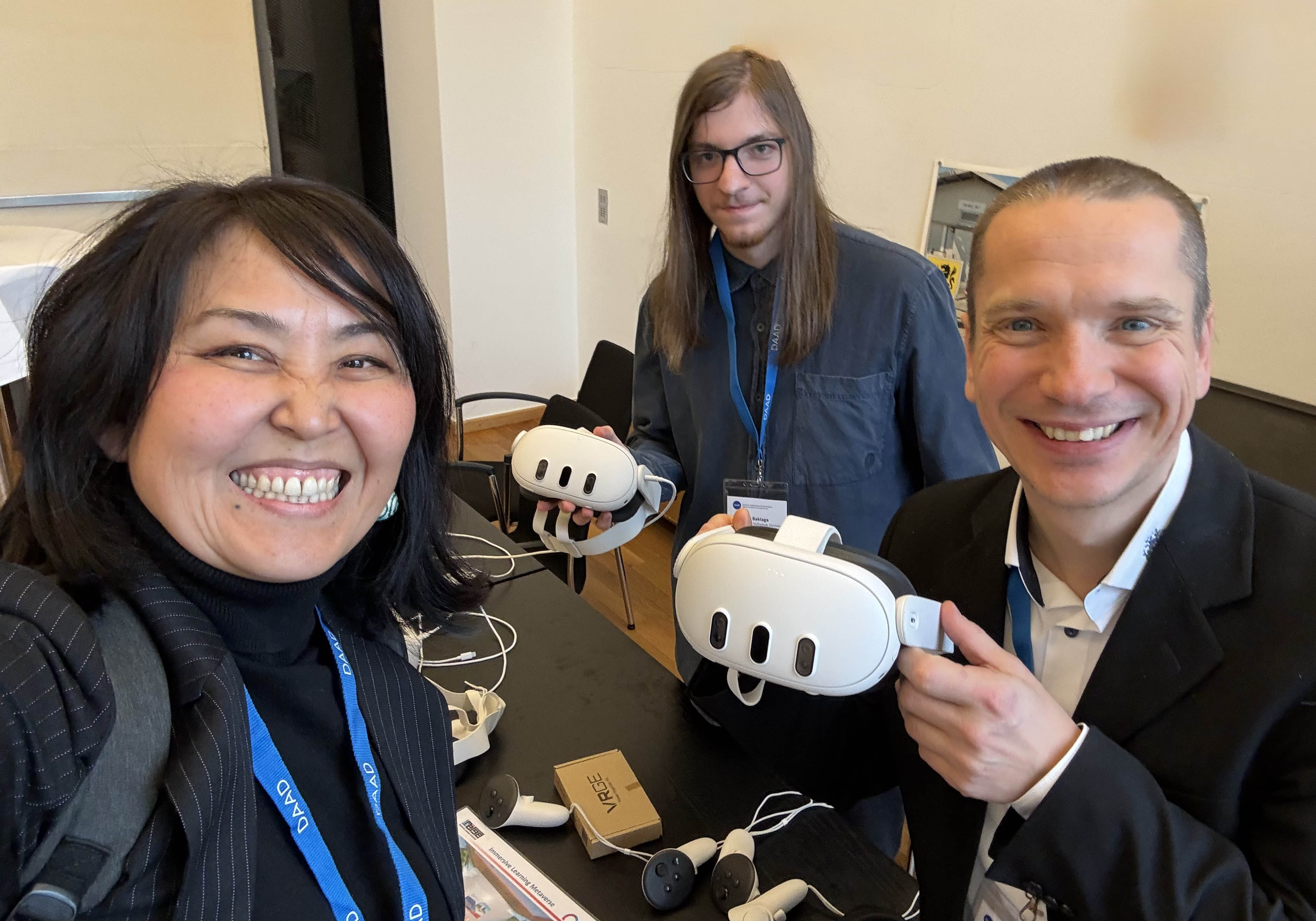 Personen präsentieren VR-Brillen und lächeln in die Kamera. 