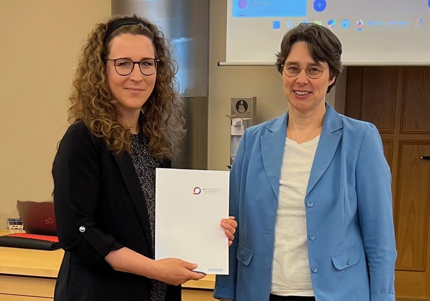 Prof. Kristin Laass (l.) und Prorektorin Bildung Prof. Anke Häber bei der Übergabe des Lehrpreises am 10. Juni 2026 (Foto: A. Häber/WHZ)