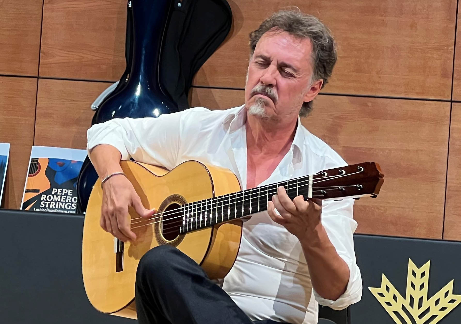Ein Musiker spielt das von Jakob Biehler gefertigte Instrument. (Foto: B. Biehler-Lee) 