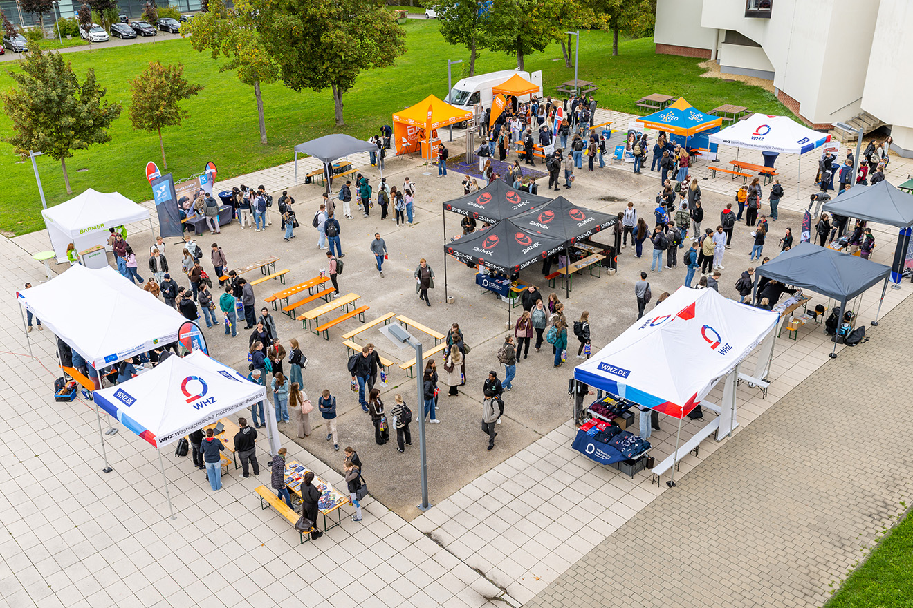 PAvillons und Mescnhen auf dem Campus, aus der Drohnenperspektive