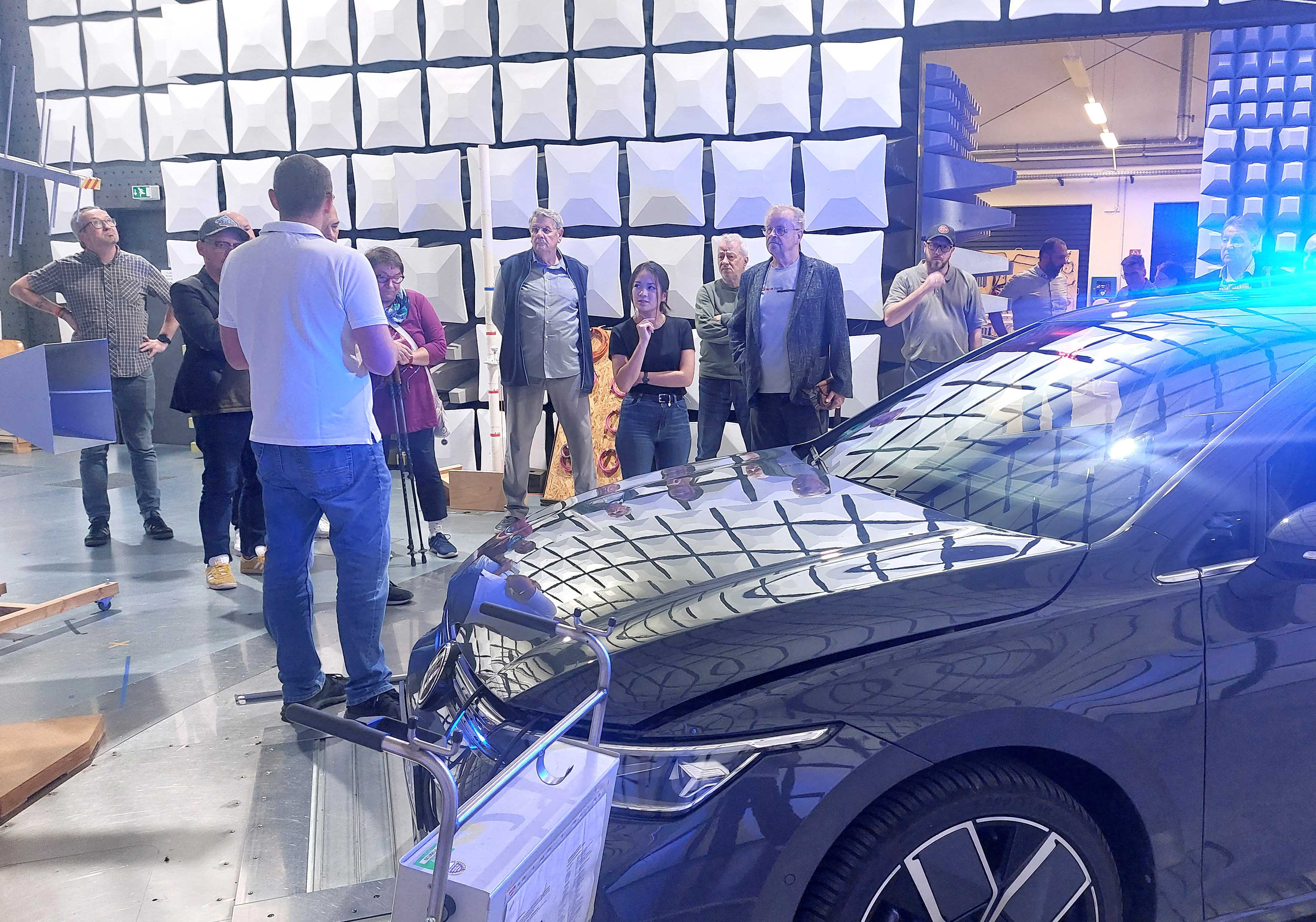 Eine Personengruppe besichtigt ein EMV-Labor