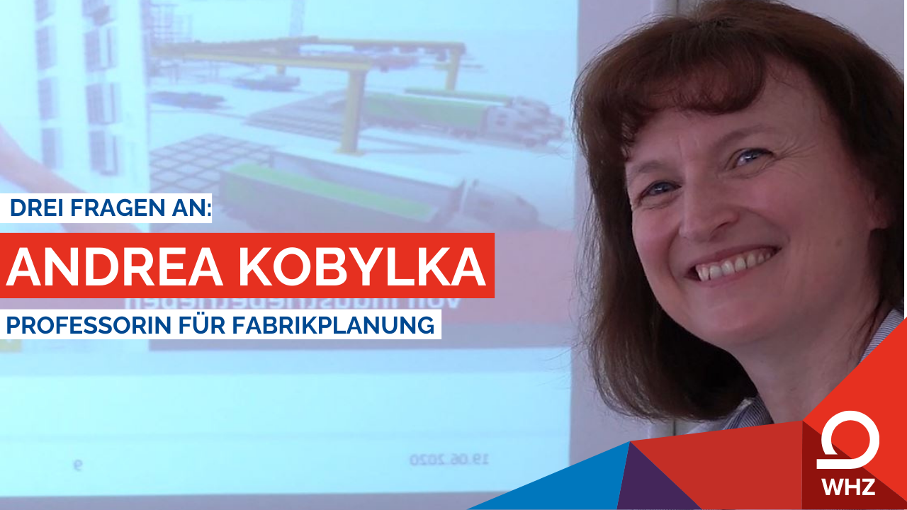 Eine Frau steht vor einer Leinwand, auf der eine Präsentation zu sehen ist.