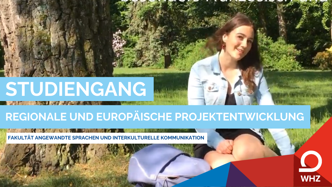 Eine Frau sitzt auf einer Wiese
