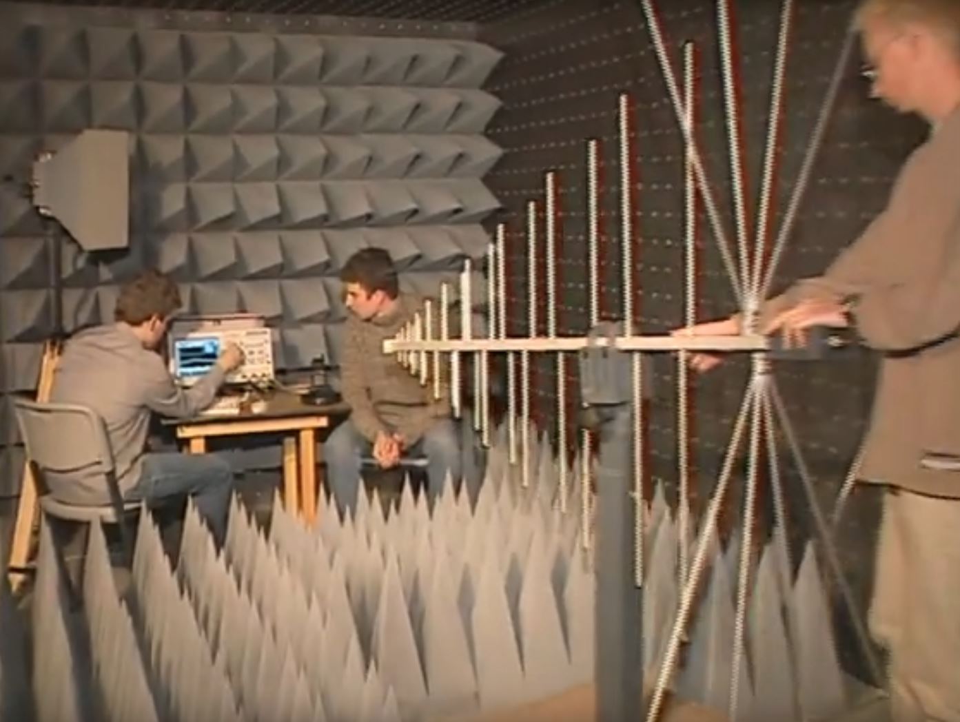 Bild: Startbild Imagefilm WHZ, Studierende bei einem Versuch