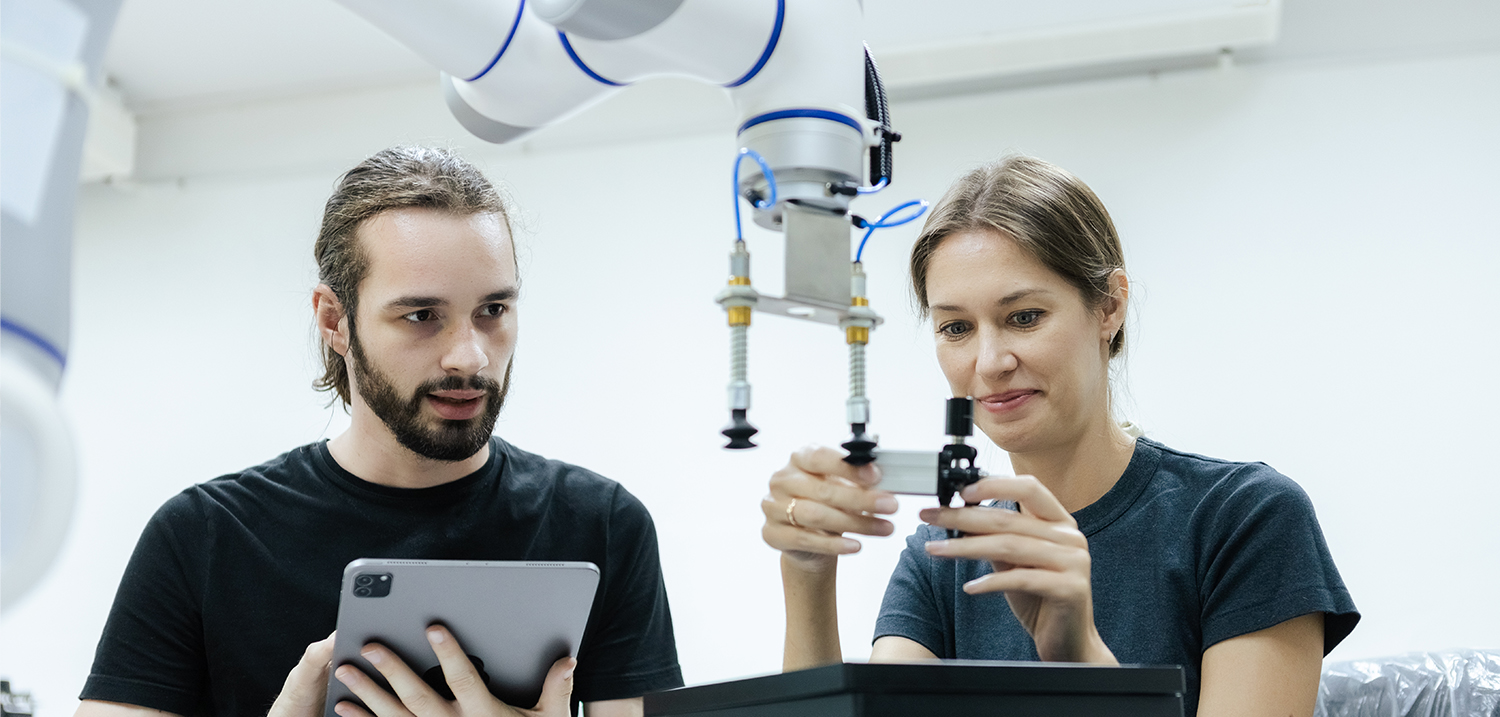 Zwei junge Ingenieure arbeiten an einer Messvorrichtung 