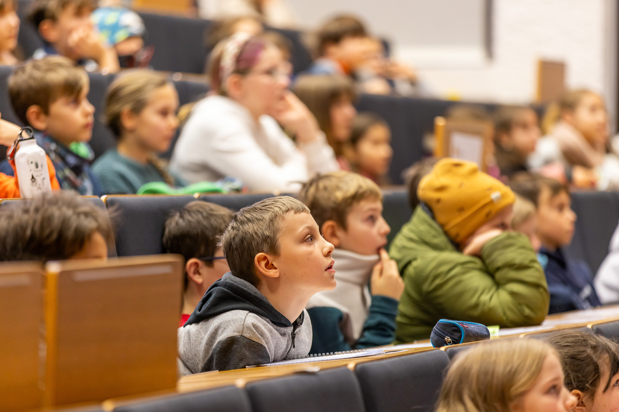 Kinder verfolgen aufmerksam eine Vorlseung der Kinderuni