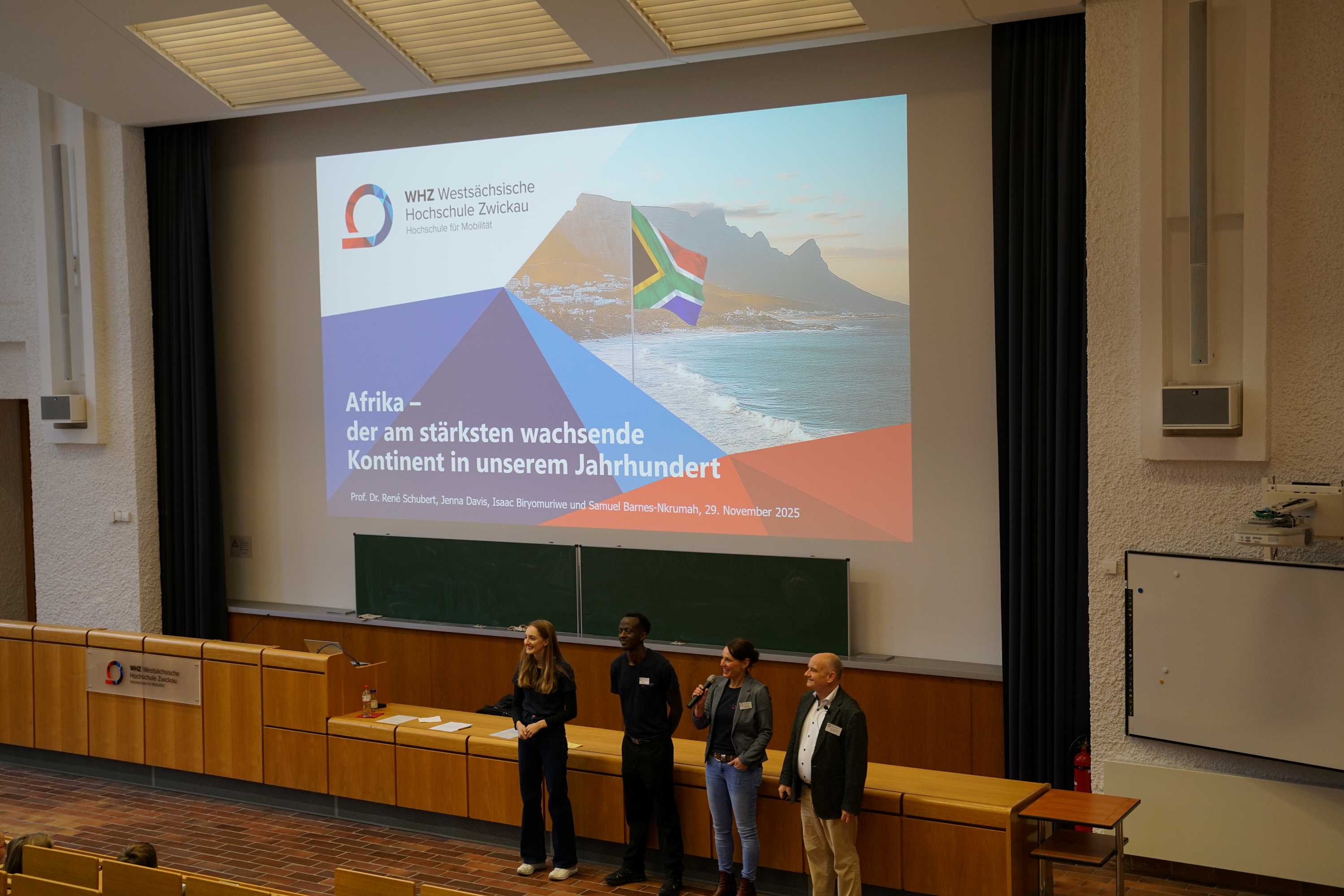 KinderUni, Vorlesung zu Afrika, die Vortragenden stehen vor dem Pult