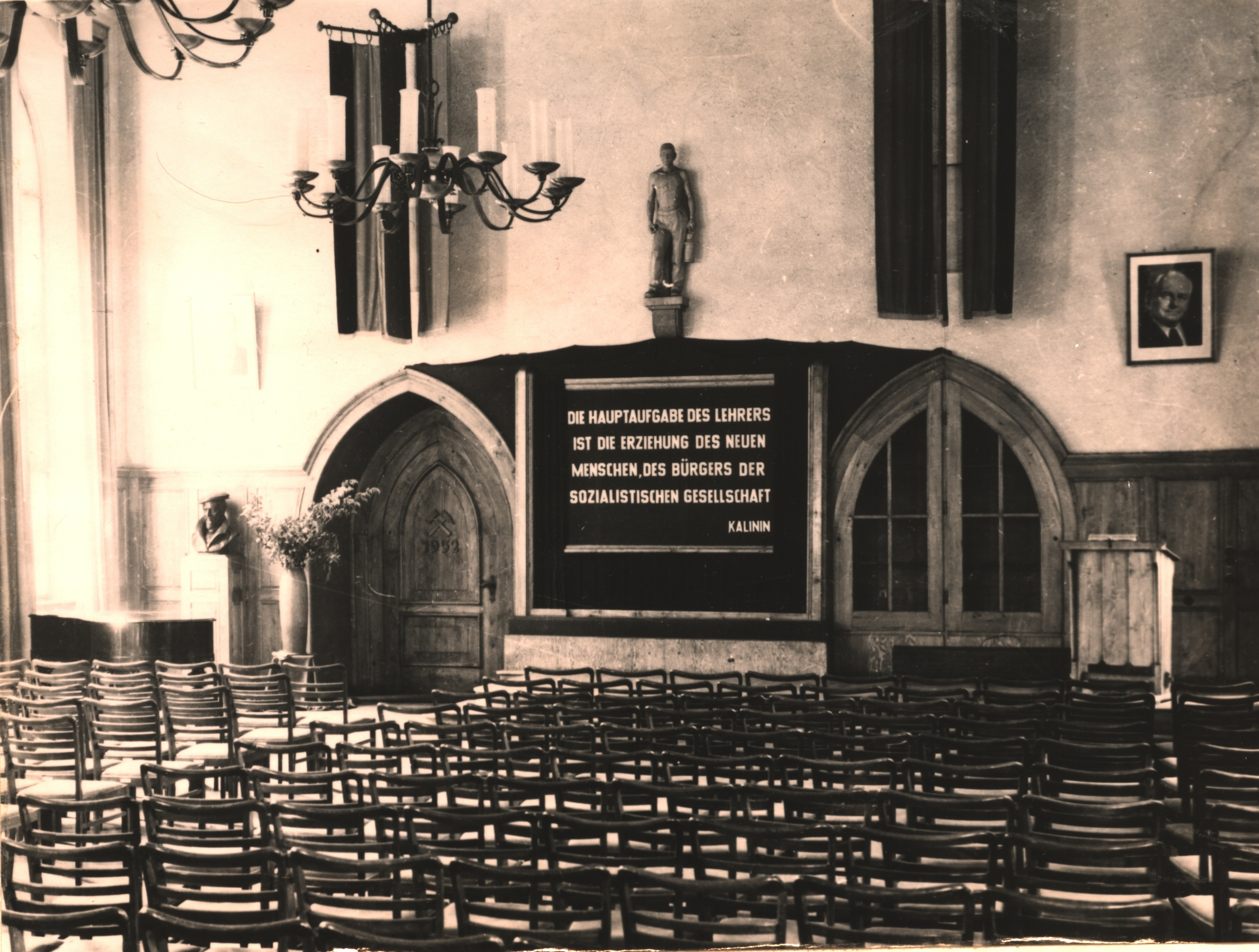 Blick in die Aula an der Peter-Breuer-Straße, 1960er-Jahre (?)